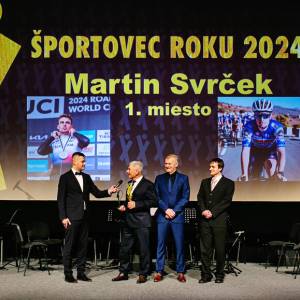 Vitaz_ankety._Cenu_preberal_dedko_Jozef_Svrcek_original